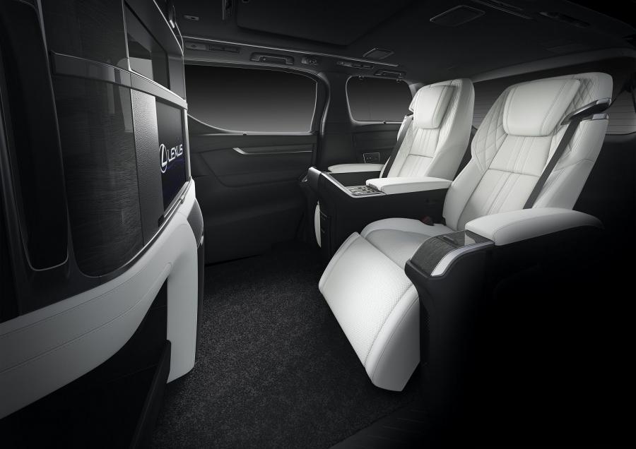 Интерьер Lexus LM300h 2019 года  (CN) (фото 4 из 10)